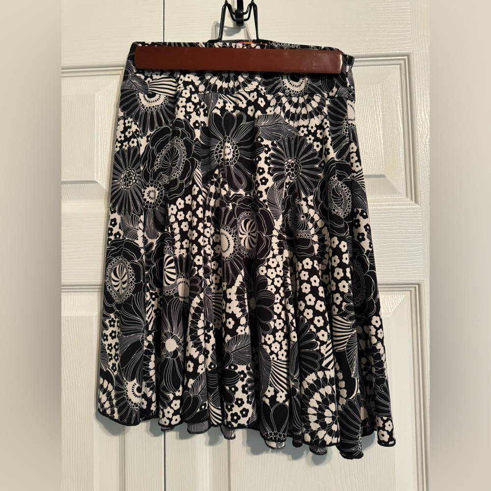 Catch My I | Black & White Abstract Floral Skirt - Picture 2 of 4